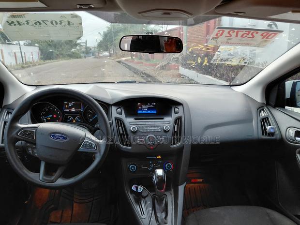 Ford Focus SE 4dr Sedan (2.0L 4cyl 5M) 2015 White