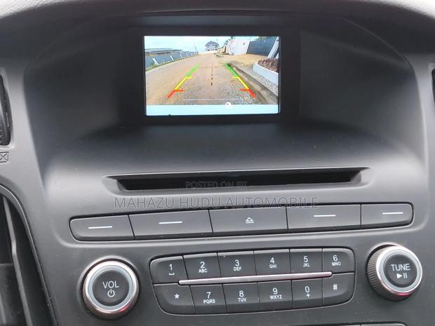 Ford Focus SE 4dr Sedan (2.0L 4cyl 5M) 2015 White