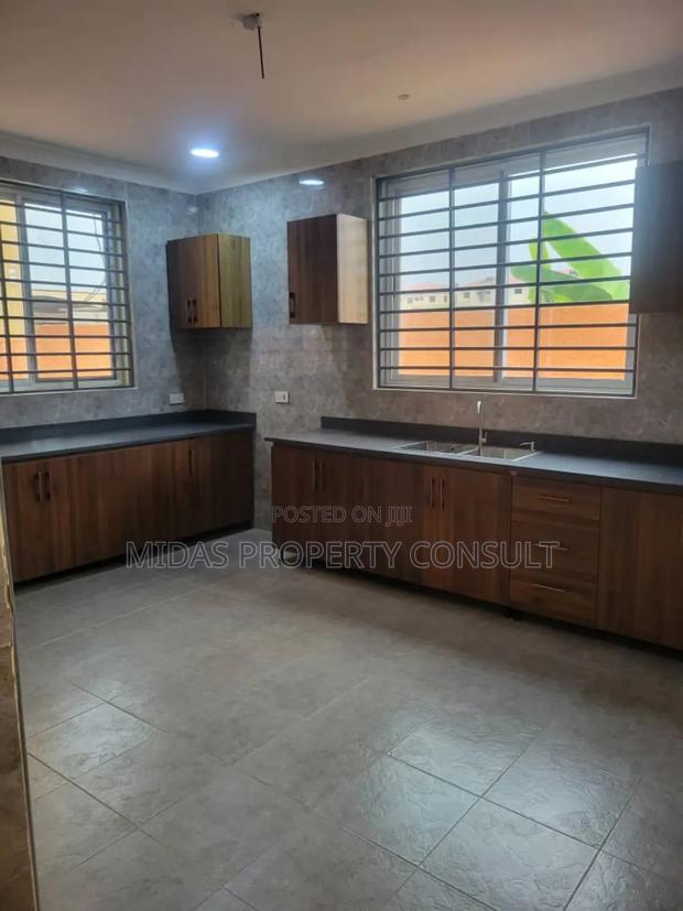 4bdrm House in Okpoigonno, Teshie for sale photo 4