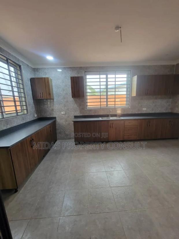 4bdrm House in Okpoigonno, Teshie for sale photo 5
