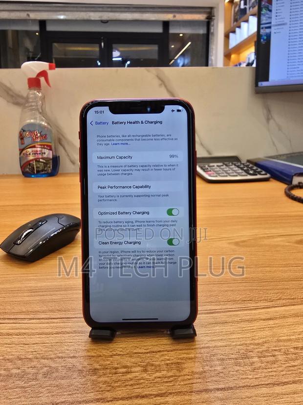 Apple iPhone XR 64 GB Red · Photo 2