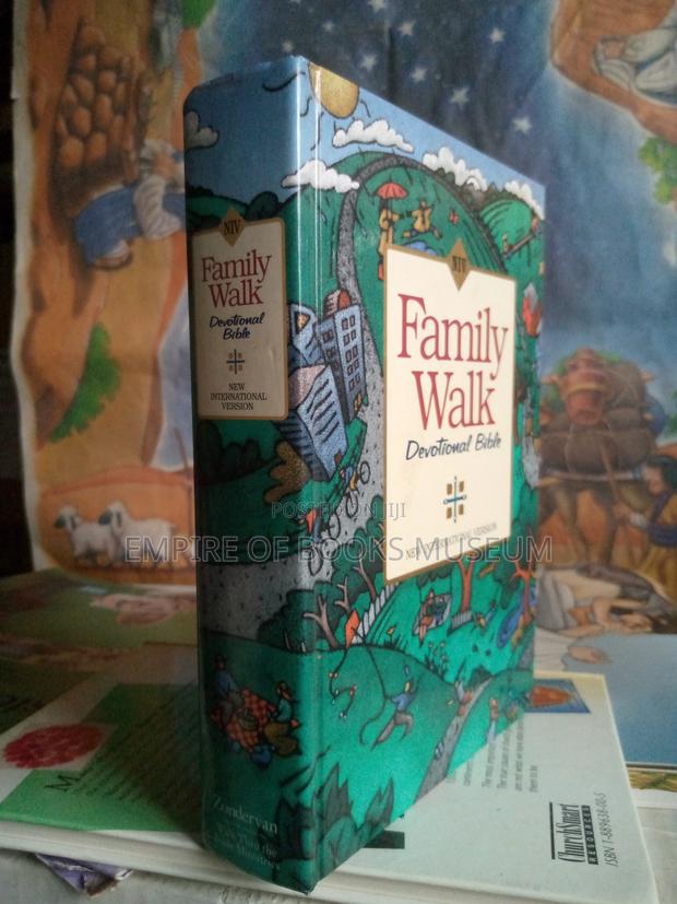 Family Walk Devotional Bible Hardcover · Photo 4
