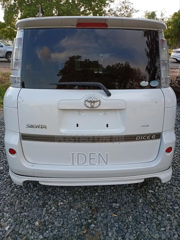 Toyota Sienta 1.5 AWD 2011 White photo 2