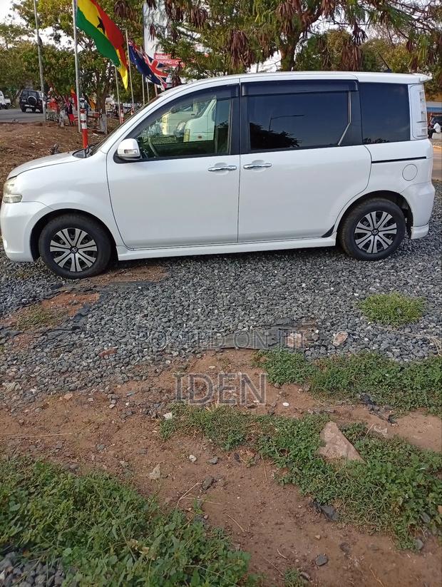 Toyota Sienta 1.5 AWD 2011 White photo 3