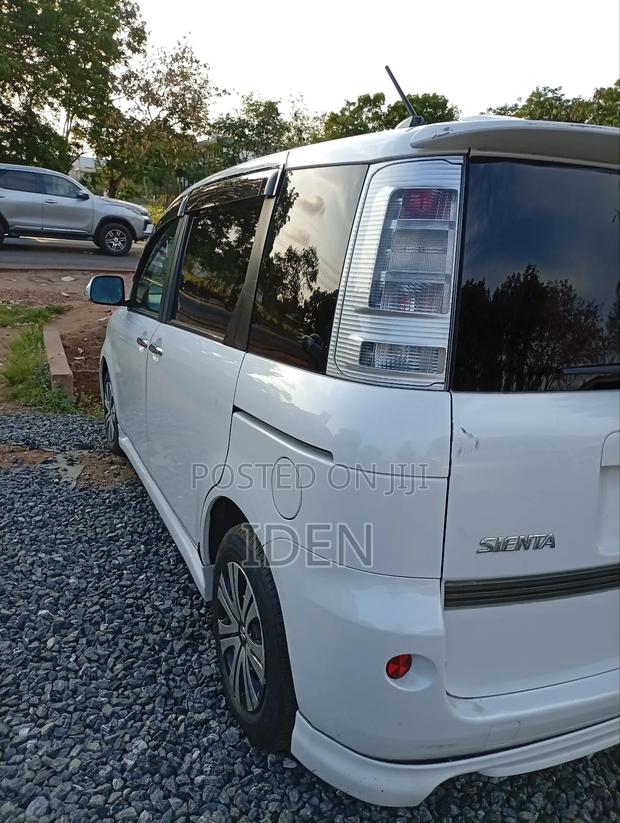 Toyota Sienta 1.5 AWD 2011 White photo 4
