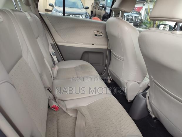 Toyota Vitz 2010 White