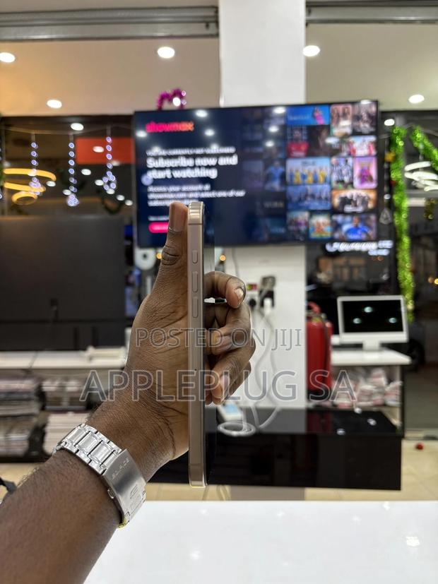 Apple iPhone 16 Pro Max 256 GB Gold photo 3