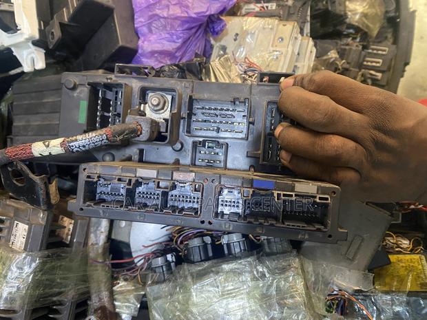 Dodge Caliber Fusebox photo 2