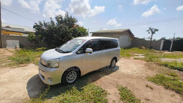 Toyota Voxy 2013 Grey photo 2