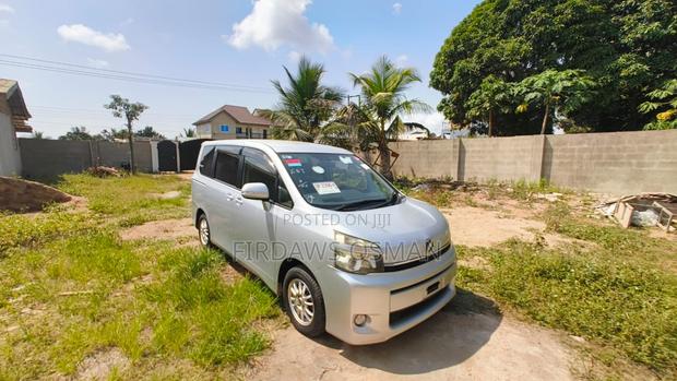 Toyota Voxy 2013 Grey photo 3
