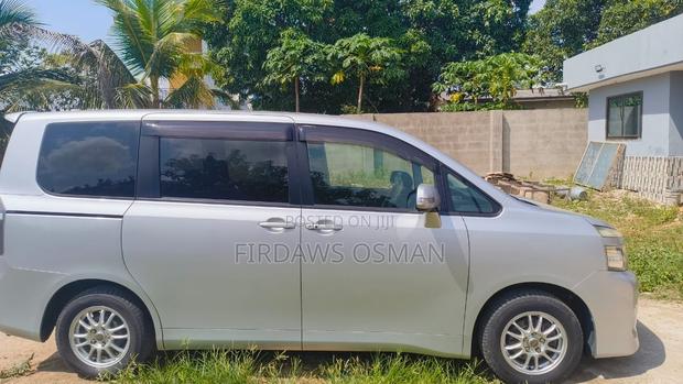 Toyota Voxy 2013 Grey photo 4