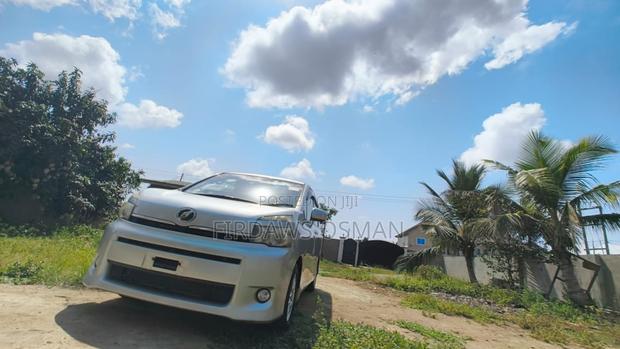 Toyota Voxy 2013 Grey photo 5