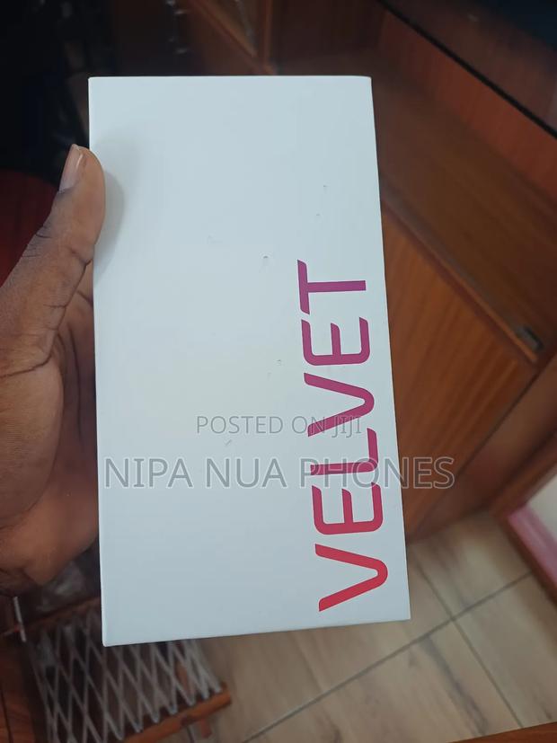 New LG Velvet 128 GB Black
