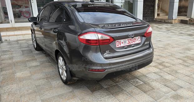 Ford Fiesta SE Sedan 2019 Gray