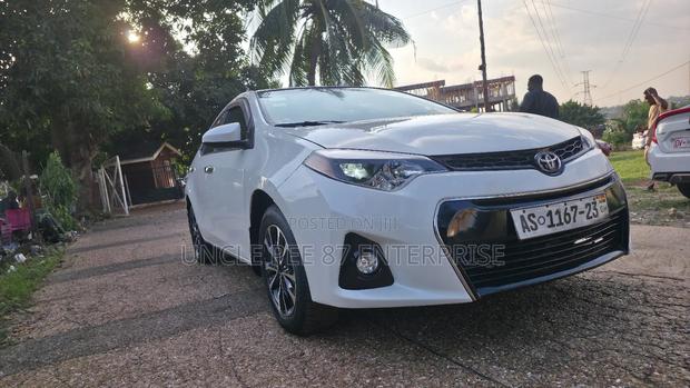 Toyota Corolla LE Eco 4dr Sedan (1.8L 4cyl CVT) 2015 White photo 2
