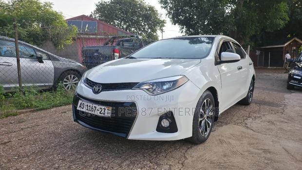 Toyota Corolla LE Eco 4dr Sedan (1.8L 4cyl CVT) 2015 White photo 9