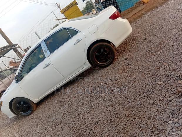 Toyota Corolla LE 4dr Sedan (1.8L 4cyl 4A) 2010 White photo 2