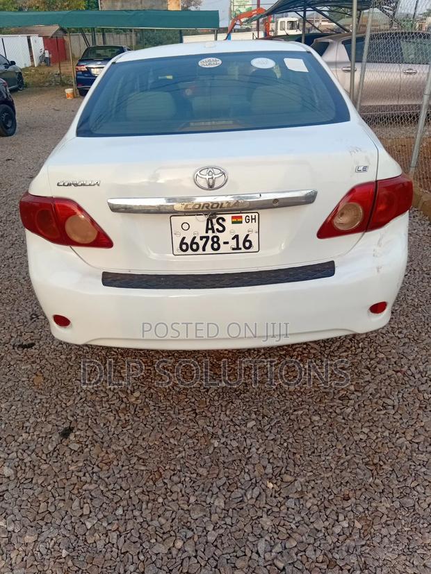 Toyota Corolla LE 4dr Sedan (1.8L 4cyl 4A) 2010 White photo 3