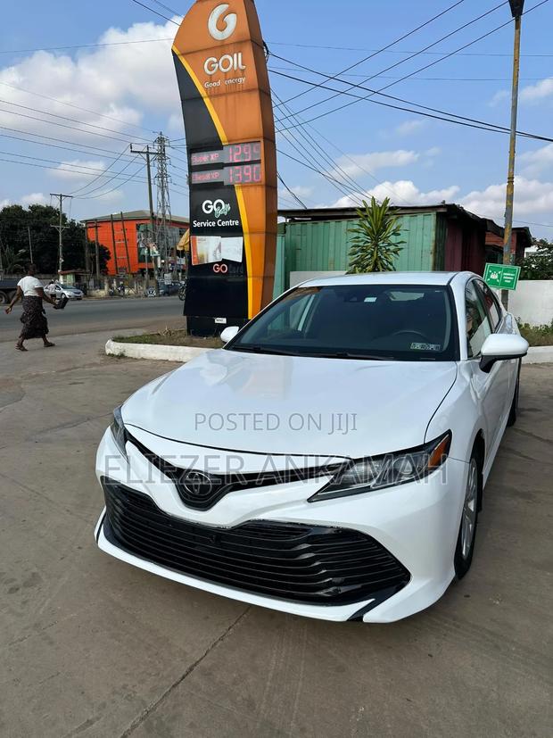 Toyota Camry LE (2.5L 4cyl 8A) 2019 White
