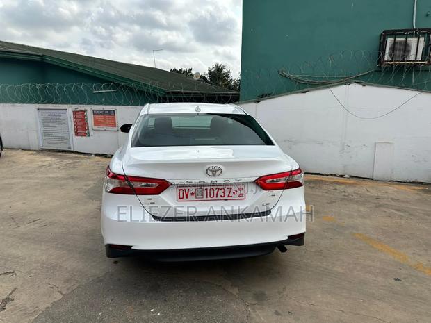 Toyota Camry LE (2.5L 4cyl 8A) 2019 White