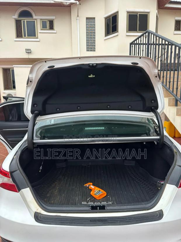 Toyota Camry LE (2.5L 4cyl 8A) 2019 White