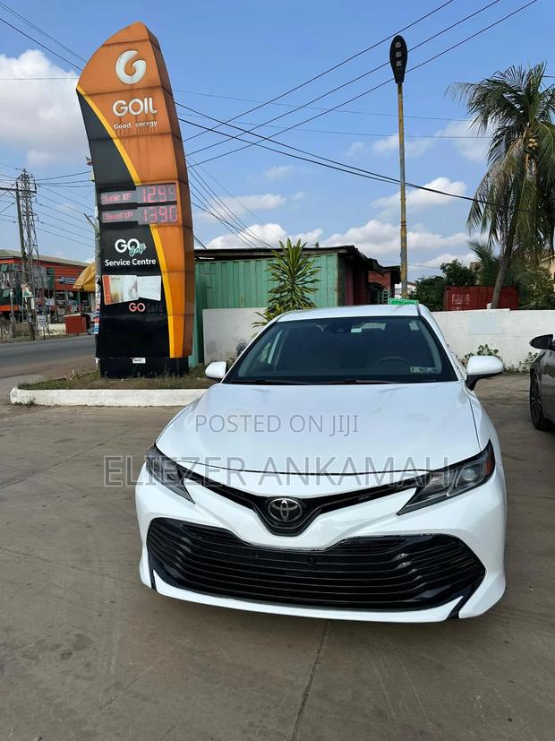 Toyota Camry LE (2.5L 4cyl 8A) 2019 White