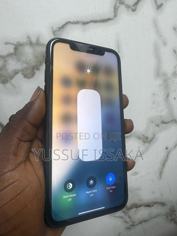 Apple iPhone XR 64 GB Black photo 2