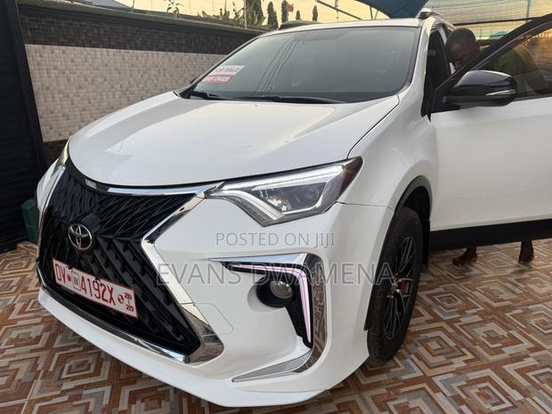 Toyota RAV4 SE AWD (2.5L 4cyl 6A) 2017 White