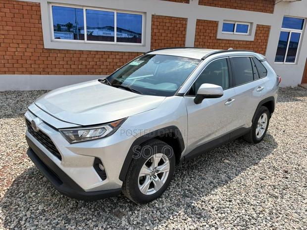 Toyota RAV4 XLE 2021 Silver