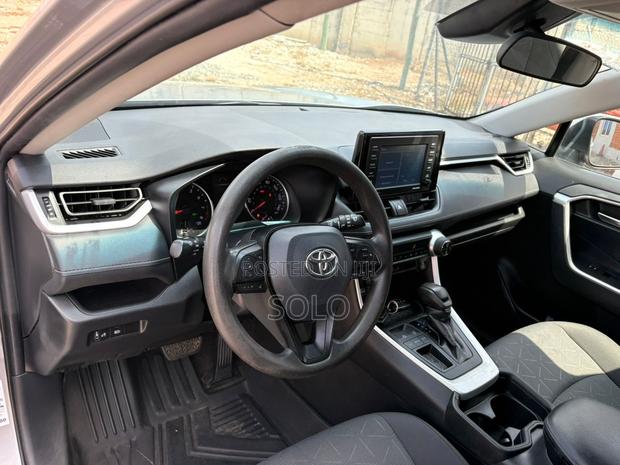 Toyota RAV4 XLE 2021 Silver