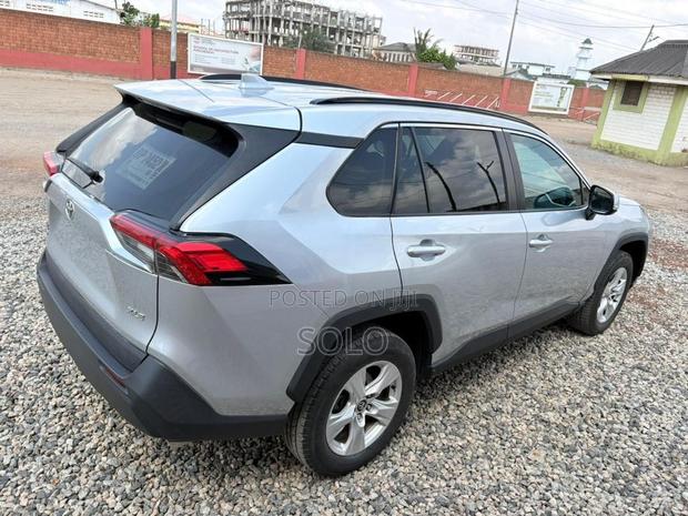 Toyota RAV4 XLE 2021 Silver