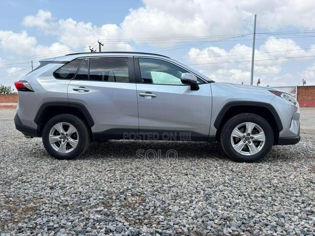 Toyota RAV4 XLE 2021 Silver