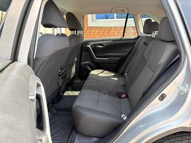 Toyota RAV4 XLE 2021 Silver