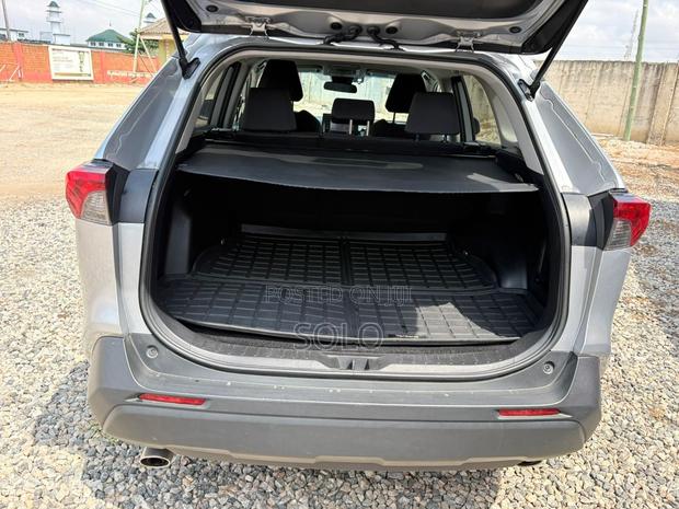 Toyota RAV4 XLE 2021 Silver