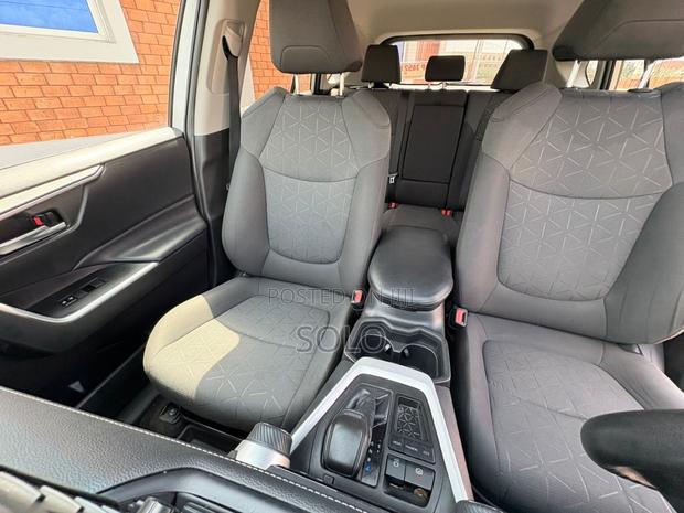 Toyota RAV4 XLE 2021 Silver