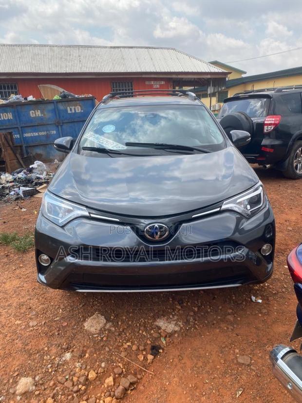 Toyota RAV4 XLE 4dr SUV AWD (2.5L 4cyl 6A) 2018