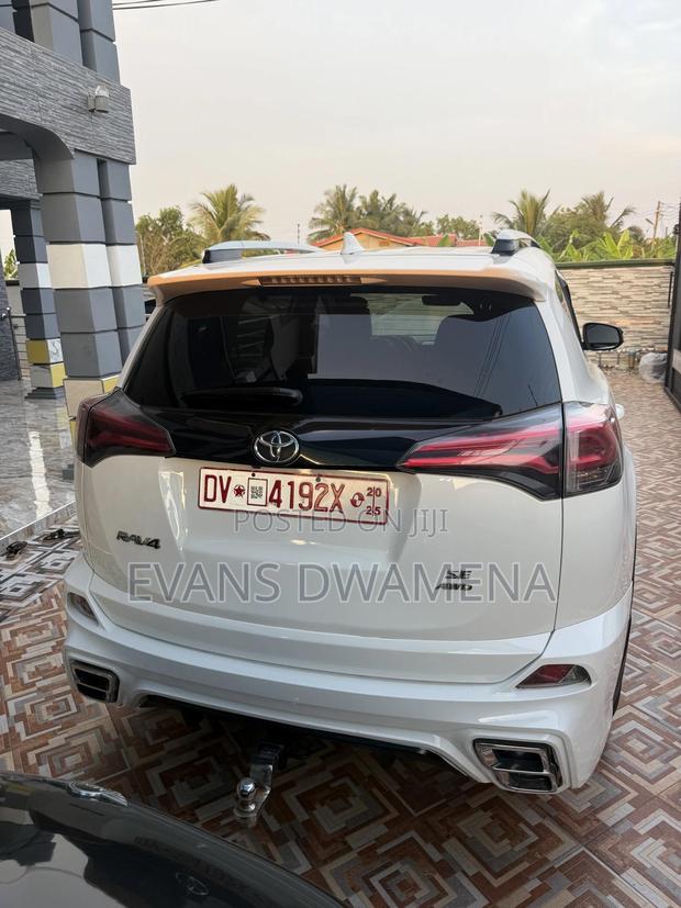 Toyota RAV4 SE AWD (2.5L 4cyl 6A) 2017 White