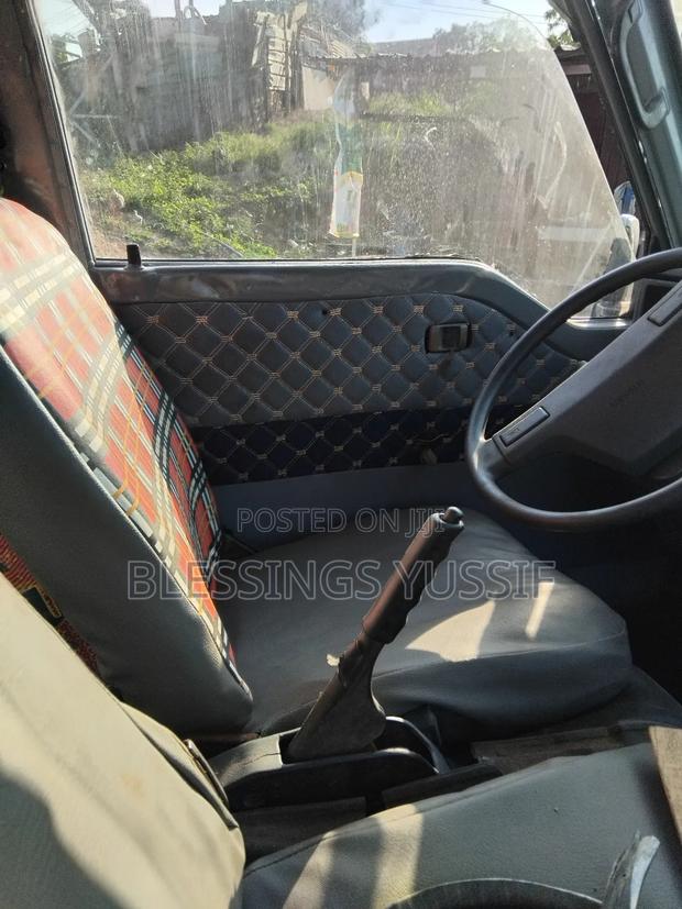 Nissan Caravan (Urvan) 2010 Silver photo 9