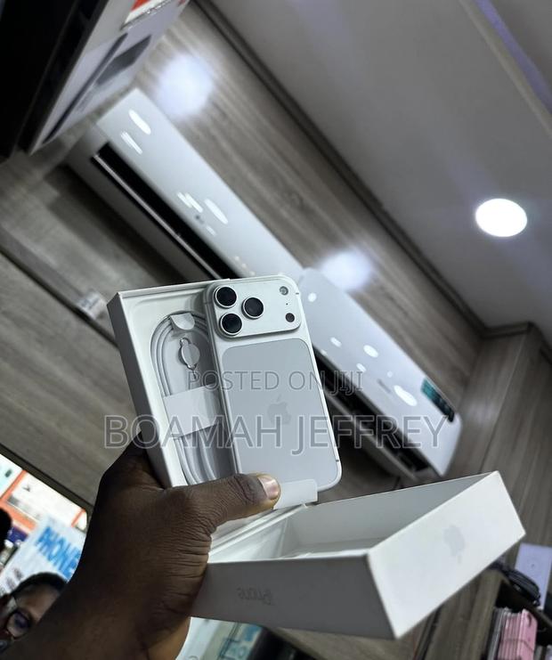 New Apple iPhone 17 Pro Max 256 GB Silver · Photo 4