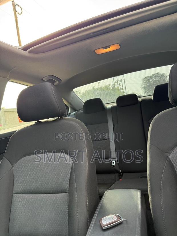 Hyundai Elantra Limited Sedan FWD (2.0L 4cyl 6A) 2017 White