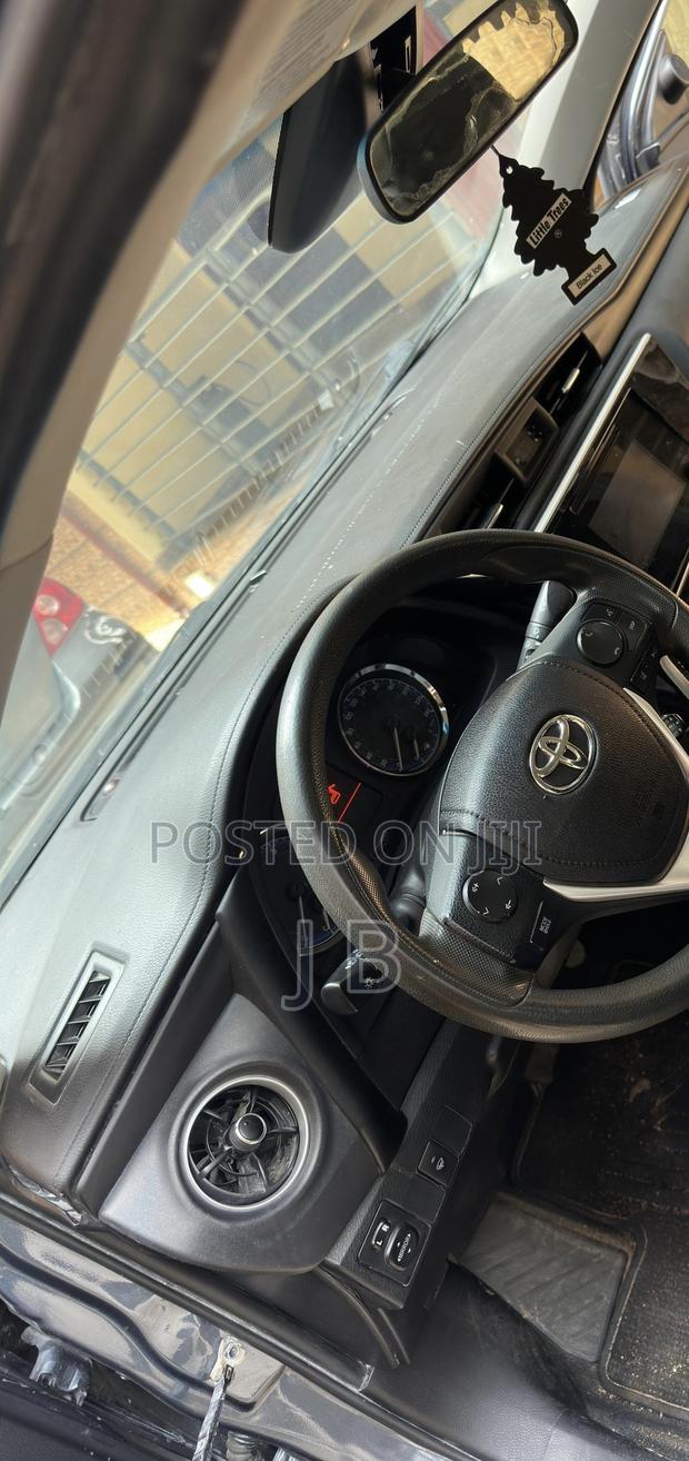 Toyota Corolla LE (1.8L 4cyl 2A) 2019 Gray