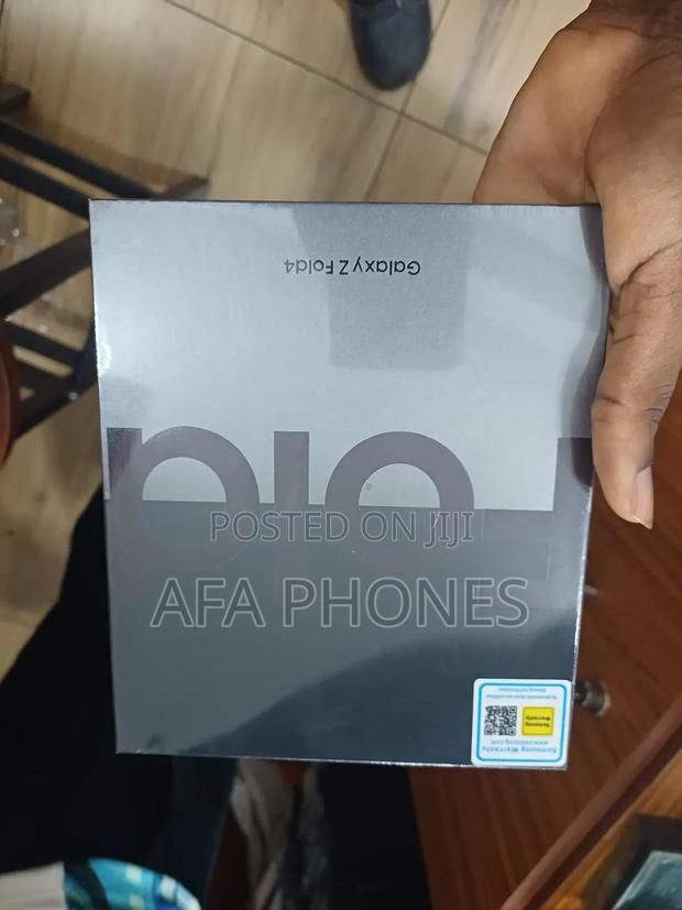 New Samsung Galaxy Z Fold4 256 GB Gold · Photo 2