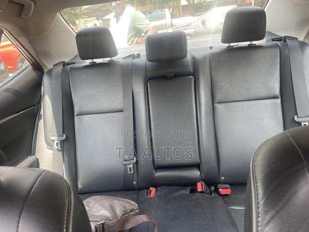 Toyota Corolla XLE 4dr Sedan (1.8L 4cyl CVT) 2017 Gray