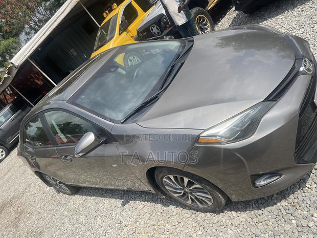 Toyota Corolla XLE 4dr Sedan (1.8L 4cyl CVT) 2017 Gray