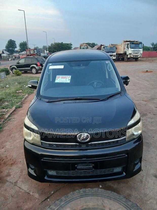 Toyota Voxy 2010 Black