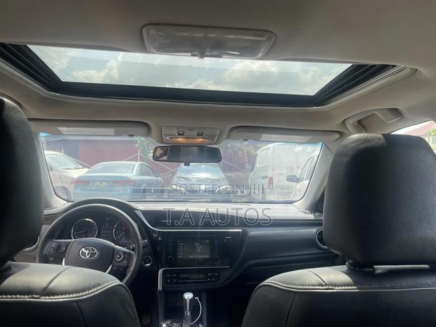 Toyota Corolla XLE 4dr Sedan (1.8L 4cyl CVT) 2017 Gray