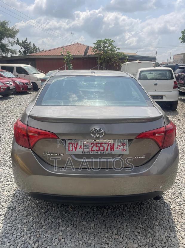 Toyota Corolla XLE 4dr Sedan (1.8L 4cyl CVT) 2017 Gray