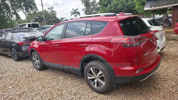 Toyota RAV4 XLE FWD (2.5L 4cyl 6A) 2017 Red photo 4