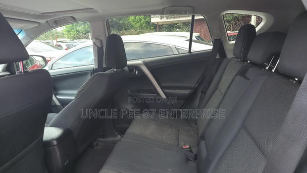 Toyota RAV4 XLE FWD (2.5L 4cyl 6A) 2017 Red photo 8
