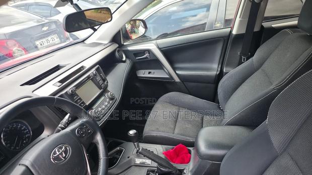 Toyota RAV4 XLE FWD (2.5L 4cyl 6A) 2017 Red photo 10
